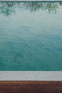 游泳池背景娱乐网格石头游泳旅游水池木头运动绿色休息图片
