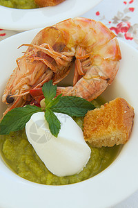 健康午餐     虾虾和胡椒卡布奇诺汤概念桌布运动食物皮肤白盘子液体维生素客人矿物质图片