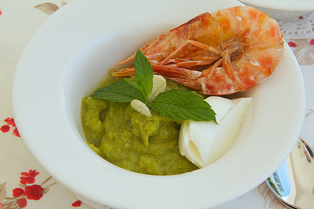 健康午餐     虾虾和胡椒卡布奇诺汤白盘子食品庆典饮食维生素健身桌布食物概念生活方式图片