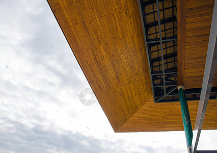 房子的木叶子阳光角落建筑水管金属屋顶天空天气柱子小屋图片