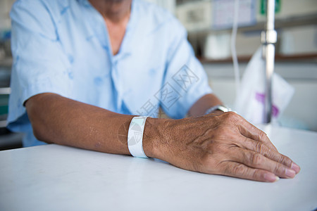具有IV滴滴和手贴标签的病人医院保健成人疾病盐水休息药品卫生男人老年图片