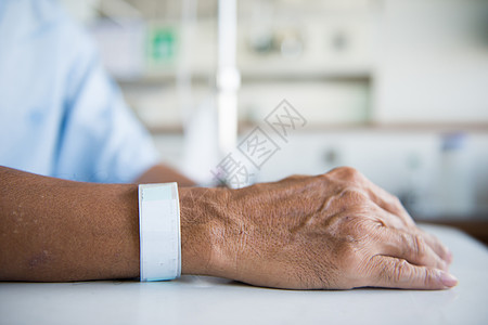 具有IV滴滴和手贴标签的病人保健医院成人房间老年卫生疾病男性盐水药品图片