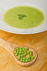 碗中的绿豆汤棕色奶油绿色烹饪水平盘子食物蔬菜勺子木头图片