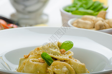 装满菠菜和大蒜的自制托塔利尼午餐饮食美食盘子桌子烹饪食物工作坚果厨房图片