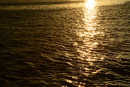 水面的阳光反光喜悦微光反射闪光日落跳舞海洋照明射线火花图片