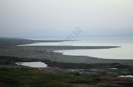 日出前的死海风景边缘土地气候山脉水晶矿物白色天空海岸线全景图片