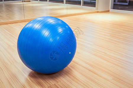 为在木制地板上健身而锻练举重运动工作瑜伽饮食橡皮肌肉测量木头数字图片