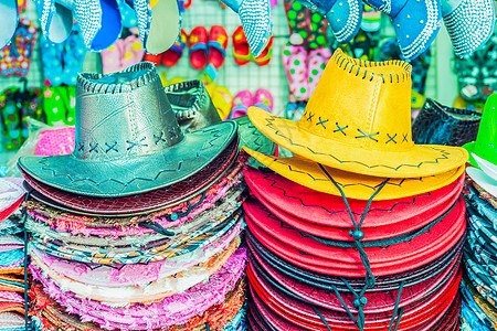 供出售的多彩色夏季帽子服饰服装海滩女性店铺头饰市场晴天季节魅力图片