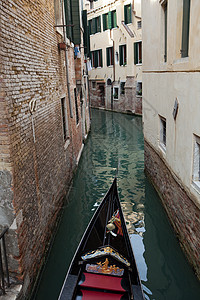 意大利威尼斯与贡多拉斯的狭小运河建筑学房子假期船夫建筑旅行旅游运输城市缆车图片