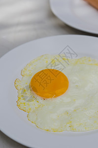 煎蛋盘子食物白色黄色美食油炸蛋黄图片