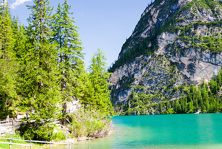 Braies湖极好水域的夏季日     意大利阿尔卑斯山远足绿色蓝色公园旅游踪迹地标栅栏风景岩石图片