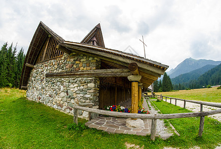 意大利多洛米特的小型山丘教堂村庄山脉场地教会高山天空全景图片