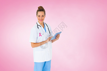 使用平板电脑平板电脑的漂亮护士综合图像服务触摸屏保健计算机蓝色卫生快乐制服健康女性图片