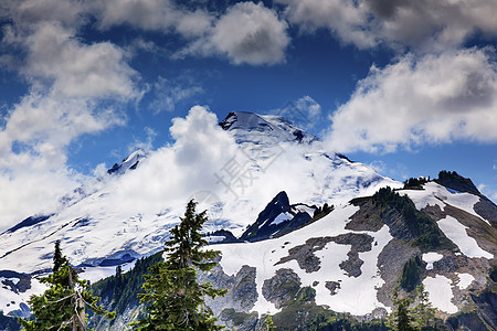 来自华盛顿州艺术家点的 贝克山地下云层风景高山首脑远景公吨岩石旅行雪山蓝色天空图片