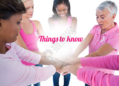 身穿粉色带和乳癌丝带的妇女携起手来丝带双手粉色背心团结女性金发黑发金发女郎浅色图片