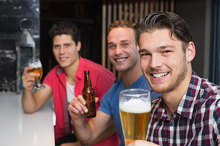 男青年一起喝啤酒乐趣混血活动男性友谊啤酒酒精闲暇男人快乐图片