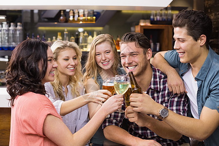 年轻朋友一起喝酒的年青朋友友谊女士互动讨论乐趣混血快乐啤酒服装男性图片