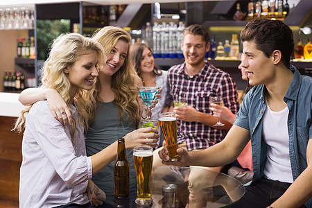 年轻朋友一起喝酒的年青朋友活动男人沟通啤酒闲暇女士休闲乐趣快乐互动图片