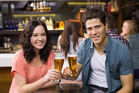 年轻夫妇一起喝酒的情侣活动友谊朋友女士男朋友快乐女性酒吧混血微笑图片