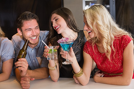 朋友们一起喝酒开心快乐友谊男性活动女性乐趣男人酒精女士微笑闲暇图片