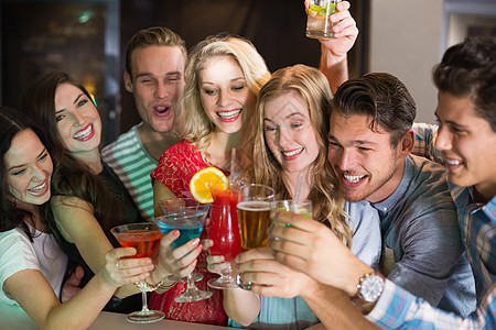 年轻朋友一起喝酒的年青朋友娱乐派对友谊闲暇快乐乐趣活动酒精男性女性图片