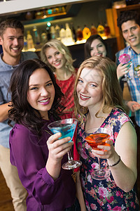 漂亮的朋友一起喝鸡尾酒男人女士活动微笑晚礼服酒吧酒精女性快乐乐趣图片