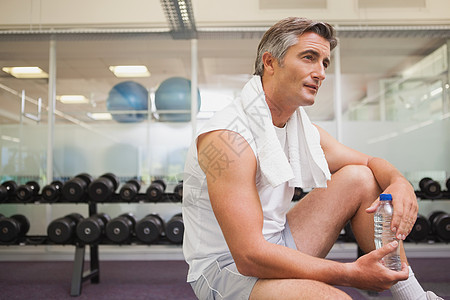 适合休息的人 在重量间休息竞技健身房身体头发长椅运动男人健身室训练娱乐图片