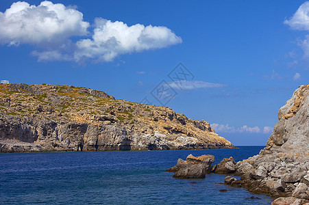 地中海边缘的岩石悬崖 海边蓝色绿色天空支撑地平线海岸石头图片