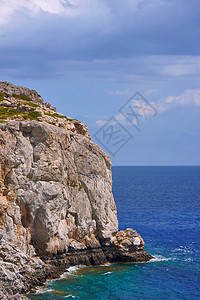 地中海边缘的岩石悬崖 海边海岸地平线石头绿色天空蓝色支撑图片