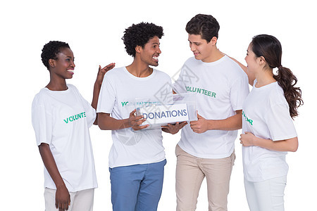 年轻微笑的青年志愿者募捐捐款快乐男性捐赠志愿道德盒子男人社会机构女性背景图片
