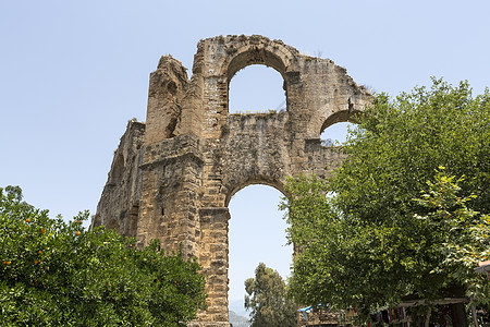 土耳其阿斯彭多斯古代水渠的一部分蓝色古物历史性建筑学渡槽火鸡纪念碑废墟旅行石头图片