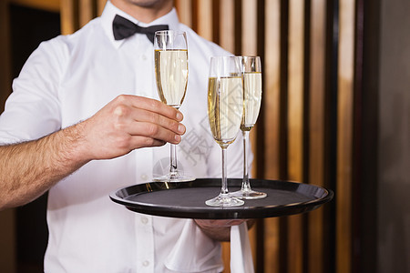 端着香槟的服务员衬衫奢华男性气泡领结毛巾长笛酒精男人服务图片