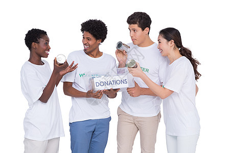 年轻微笑的青年志愿者募捐捐款女性男人男性道德混血帮助机构服务黑色女士背景图片