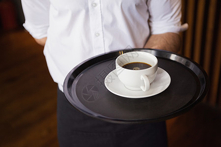 端着咖啡杯托盘的服务员套装咖啡杯子衬衫服务男性职员男人领结酒吧图片