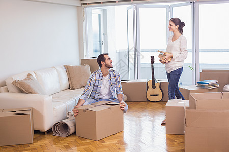 可爱的夫妇拆开纸板盒感情抵押男人女朋友客厅搬迁住所公寓女士沙发图片