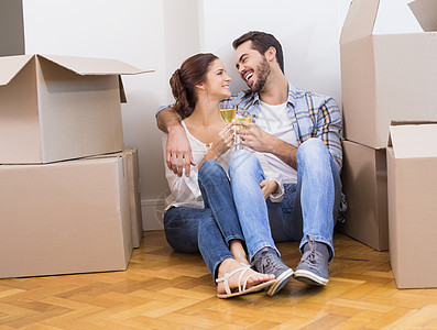 一对可爱的烤面包 和香槟在地板上抵押男人房子开箱女士女朋友感情家庭生活家园公寓图片