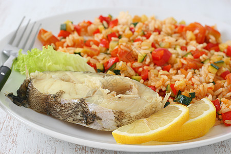 配蔬菜煮鱼柠檬饮食午餐盘子胡椒食物图片