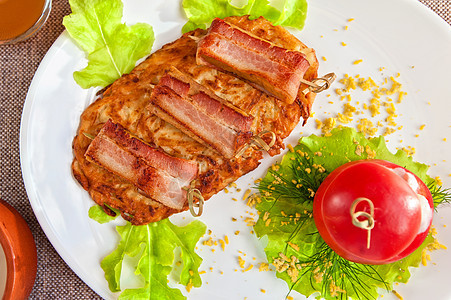 牛肉肉和培根盘子小吃猪肉鱼片午餐土豆炙烤餐厅食谱洋葱图片