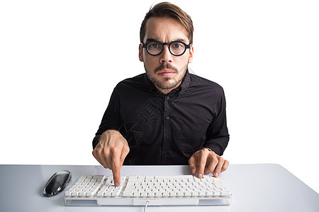 在键盘上集中的商务人士打字技术男人男性人士头发电脑公司套装笔记本商务图片