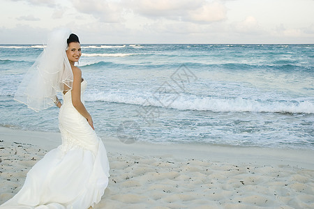 加勒比海海滩婚礼波浪天空农奴婚姻婚纱裙子海洋新娘夫妻面纱图片
