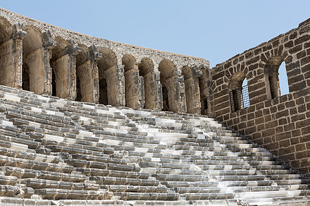 土耳其安塔利亚阿斯彭多斯的古老两栖剧院废墟剧院天空旅游戏剧性柱子考古学大理石历史火鸡纪念碑图片