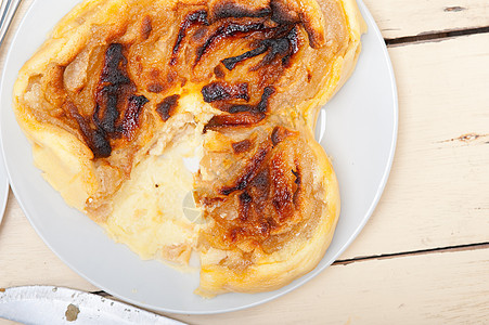新鲜梨饼烹饪糕点蛋糕盘子黄色木头食物棕色面包焦糖图片