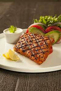 吉列鱼三卡加在一份配有沙拉和撒拉酱的盘子上服务炙烤鱼片食物鞑靼木头海鲜海洋午餐用餐美食图片