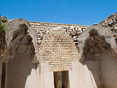 土耳其丝绸之路上的苏丹哈尼大篷车大理石建筑学拱廊古董石头火鸡入口蓝色门廊雕刻图片