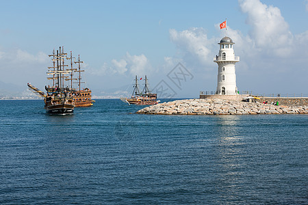土耳其艾伦亚的古老帆船乘远洋出海旅游蓝色海滩游艇全景海景旗帜码头场景火鸡海岸线图片