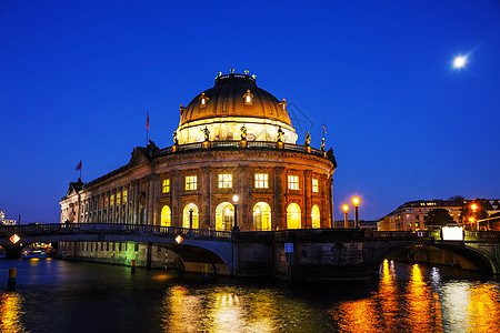 晚上在柏林的博德博物馆纪念碑建筑学旅行狂欢地标旅游反射首都图片