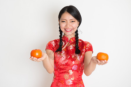 藏着橘子的亚洲中国女孩高清图片