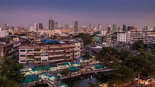 曼谷市和运河沿线旧市场的一个空中景象天空商业蓝色建筑学全景城市摩天大楼街道景观办公室图片