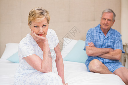 在床上争吵后不说话的老年夫妇男人退休女性烦恼家庭生活争议斗争婚姻生活夫妻分歧图片