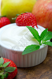 水果和酸乳浆果甜点营养素奶油乳制品牛奶奶制品食物维生素树叶图片